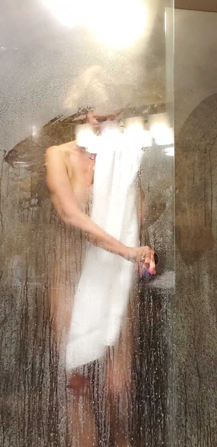 JessRyan: MILF Camgirl Jess ryan seift sich unter der dusche ein