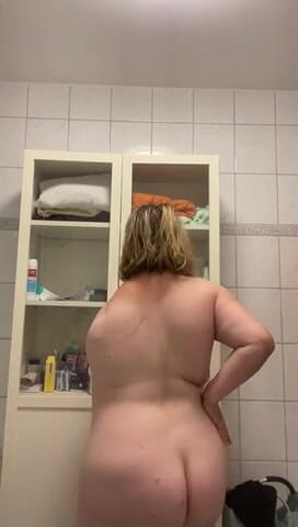 Deutsche Anna: Langzaam strippend geamputt meisje