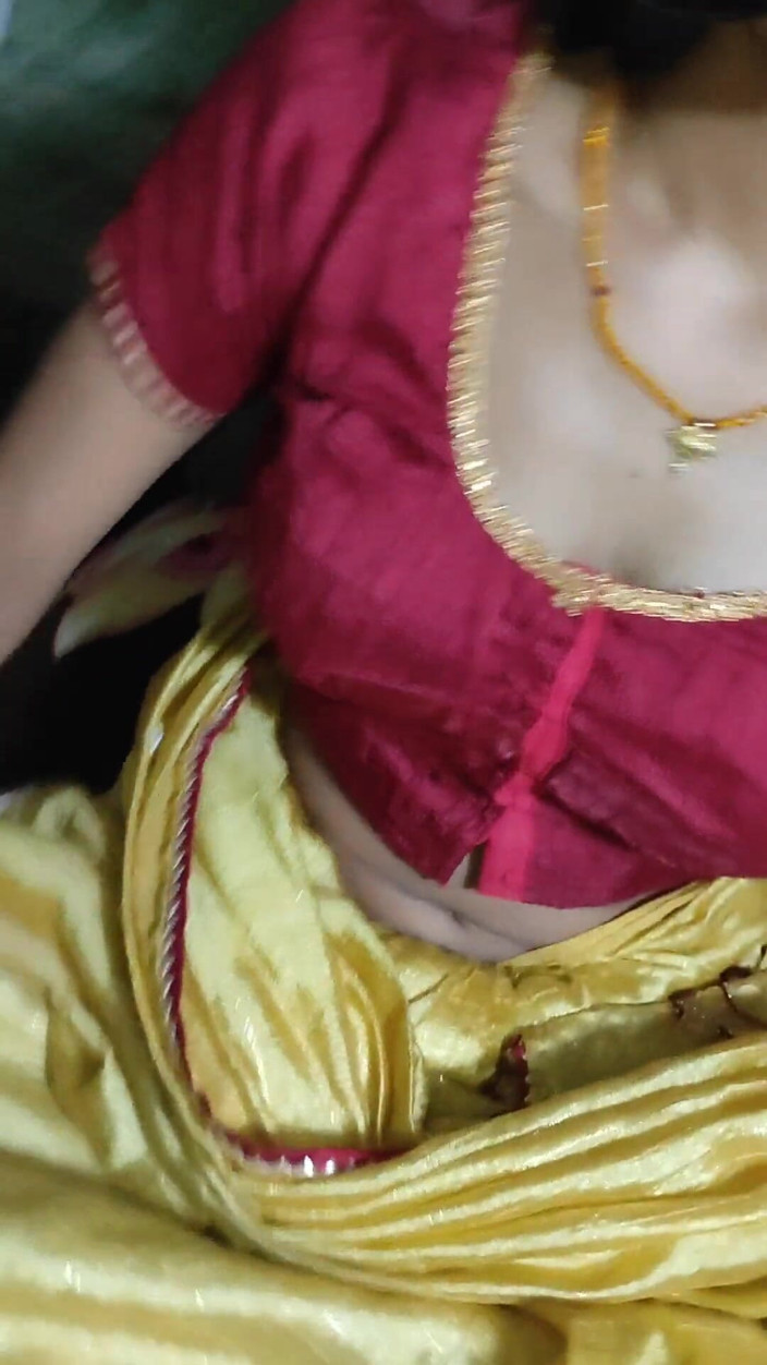 Gini272: Une bhabhi en sari jaune en hindi parle de tromperie...