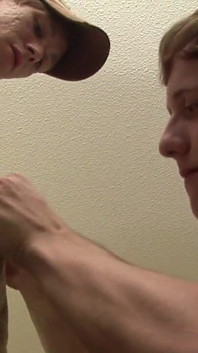 Jovem gay chupa esses amigos héteros e transa sem camisinha