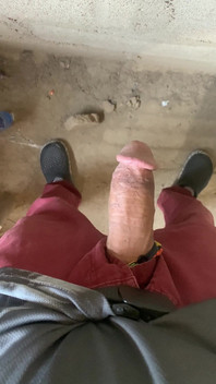 Tamamlanmamış bir binada mastürbasyon yapıyor