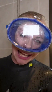 Lavaggio dei piatti maschera allagata in mutandità e tacchi - divertimento bagnato