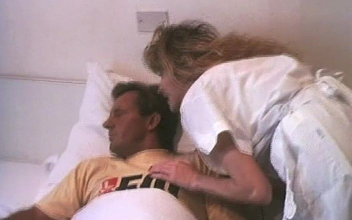 Inhonorof porn: Room Service: chelnerița servește micul dejun și apoi este futută în cur