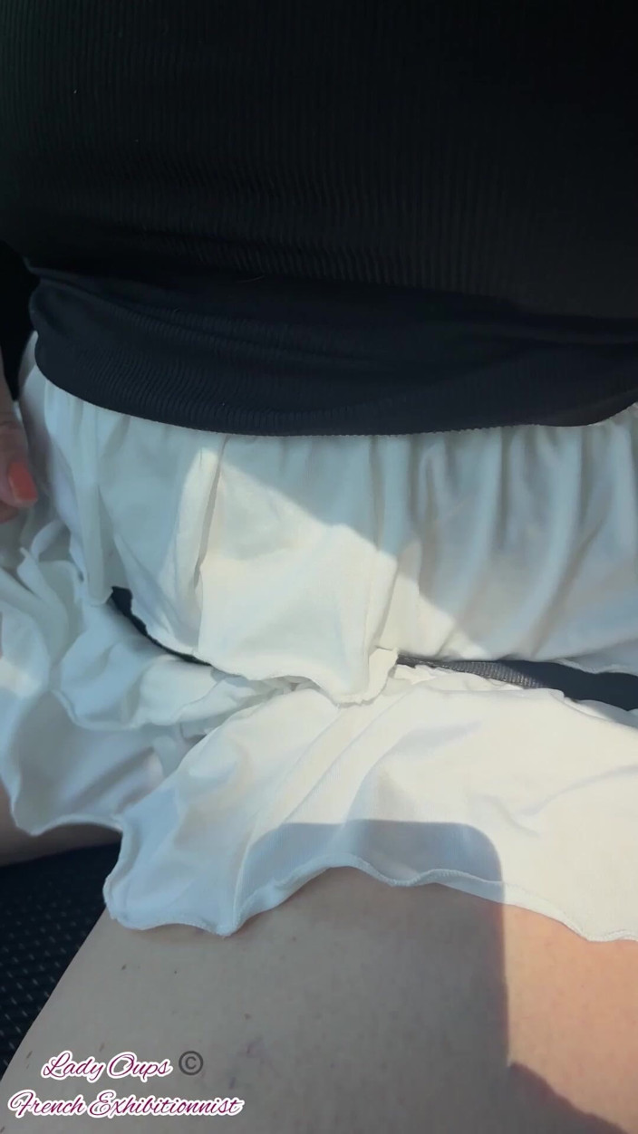 Lady Oups: Lady Oops Esibizionista Slut in Auto Microgonna E Tette Grandi