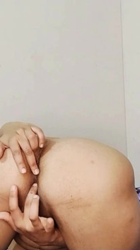 Gadis kampus lagi asik fingering pantat dan memeknya di obrolan video