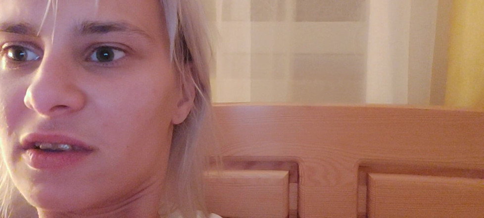 Wet Pussy Fuck: Drobna osiemnastoletnia studentka przeżywa swój pierwszy fisting