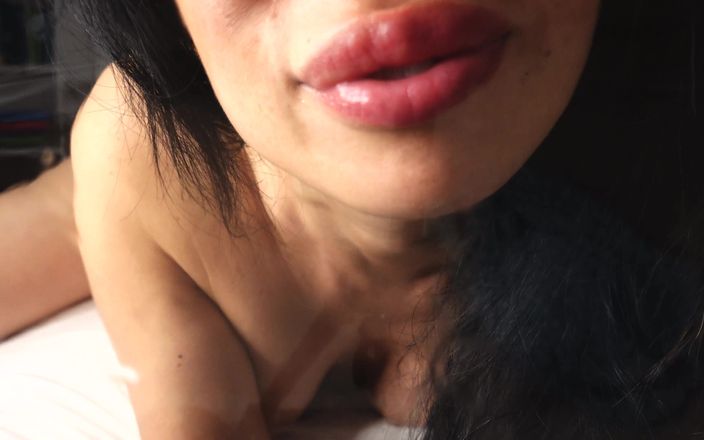 Asmr_mouth: Cewek nakal ini lagi asik kacau-kaca sambil bugil