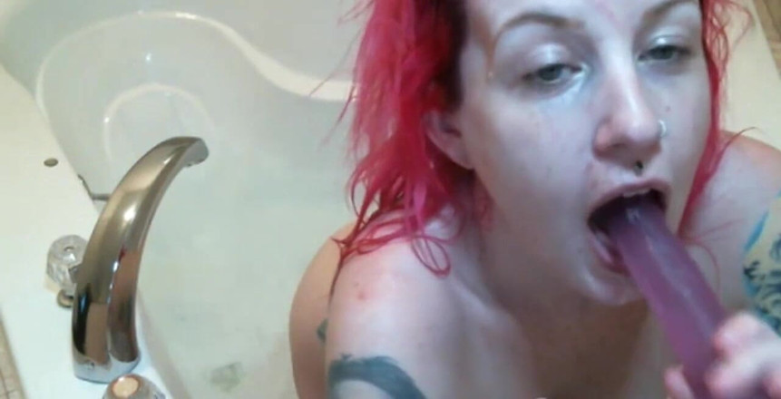 Lady Lazarus: Assista me chupar meu vibrador roxo