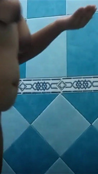 샤워하는 Karmica