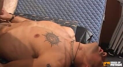Gay Diaries: Un tip tatuat este pompat în cur și umplut cu spermă de...