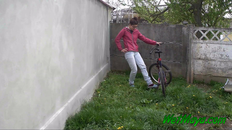 Wet Maya: An einem kalten tag im garten pissen und auf dem...