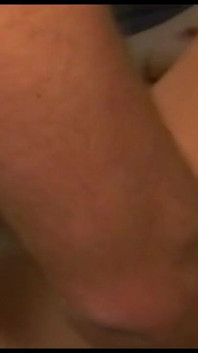 Gagică blondă linge pizda futându-se pe mașină... Spermă pe țâțe