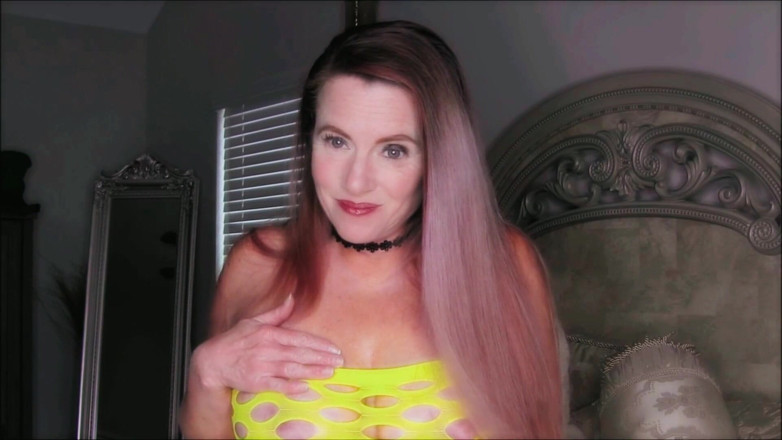 Nikki Nevada: Rochie galbenă sexy fără bretele se fute cu vibrator cu...