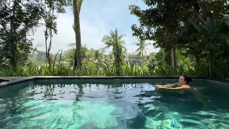 Princess Monica: Taquinage dans une robe transparente dans la nature à la piscine,...