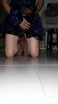 Masturbare cu mini rochie albastră drăguță din satin