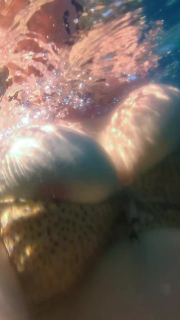 JessieHH: क्या आप पानी के नीचे के स्तनों को स्पॉट कर सकते हैं?