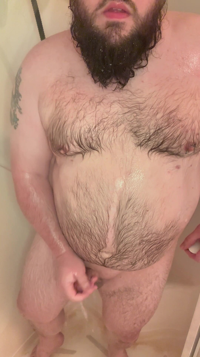 Chubby Freak: Gordito papi se ducha y limpia consolador y mamada de...