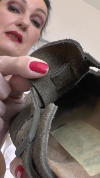 Schnüfffe an meinen cheesy Slippers! Lady Victoria Valente