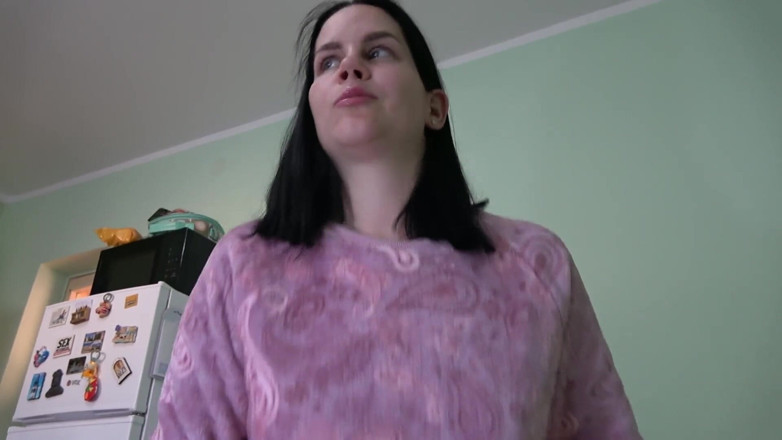 Anna Sky: 穿着毛衣蓬松的Anna吹箫并高潮