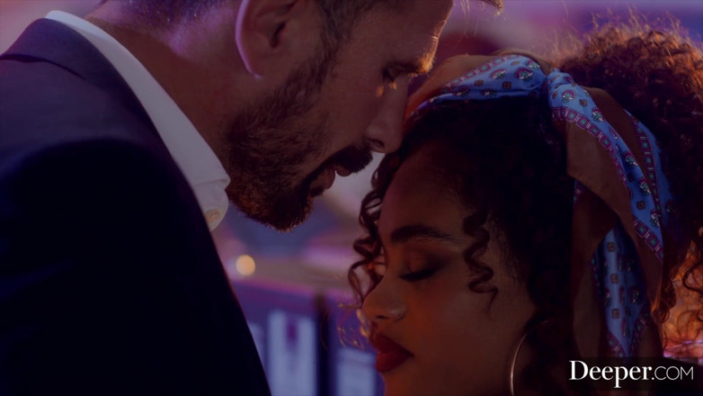 Deeper: Profondo. Sugar baby scarlit ha un incontro appassionato con l'ex