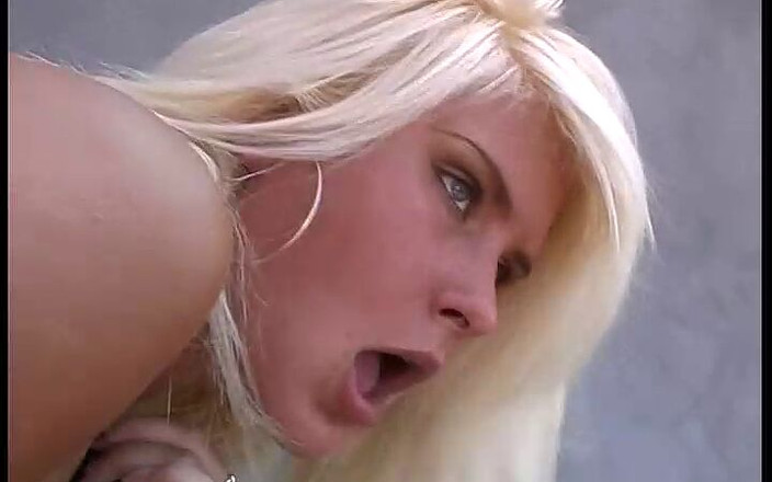 Magmafilm: Hezká francouzská blondýna se rozjíždí