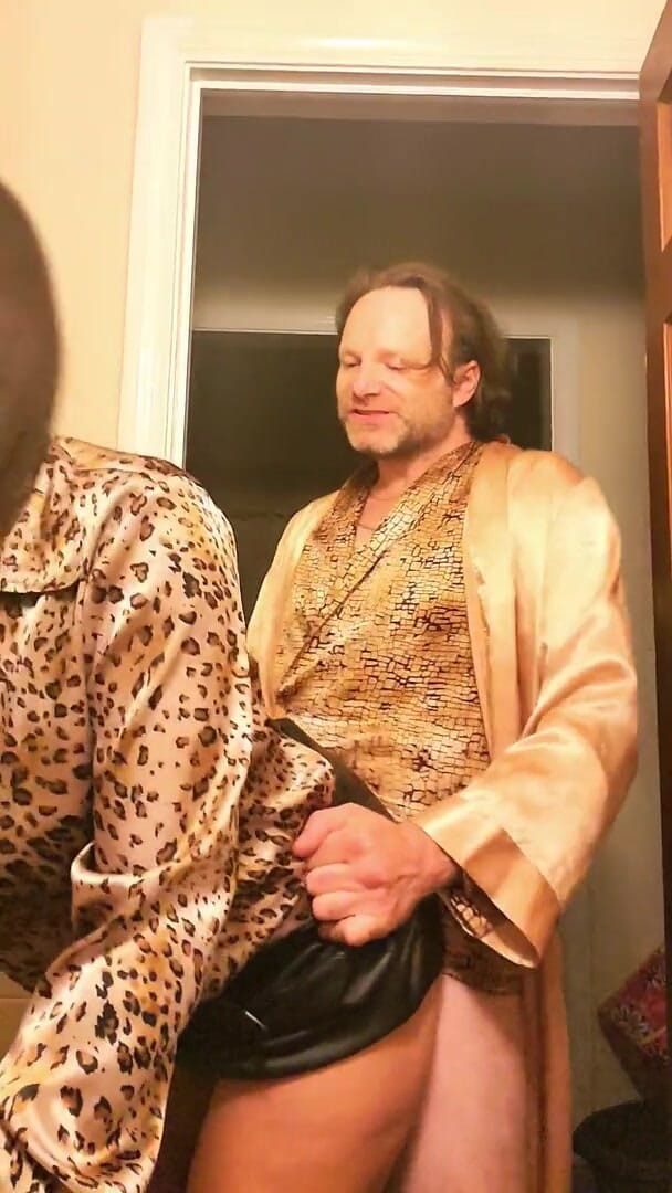 Satin Fetish King: Блискучий золотий чуттєвий атласний мінет і трах зі зрілою брюнеткою