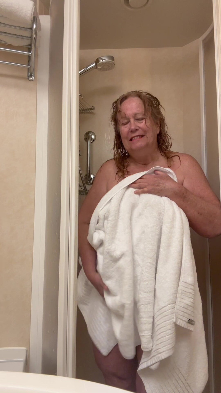 Big Ass 4 U: 奶奶淋浴后倒满了泡泡