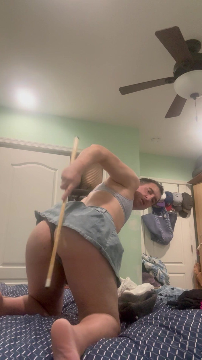 TakeMe35: Сисси трахает свою собственную задницу