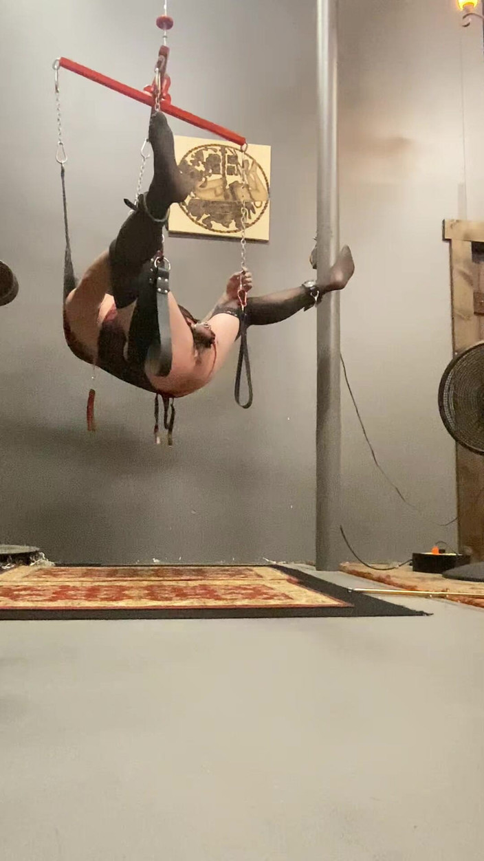 Mistress Scarlet Kiss: Sissy Handsfree se předčasně vystříká do cudnosti Během peggingu a...