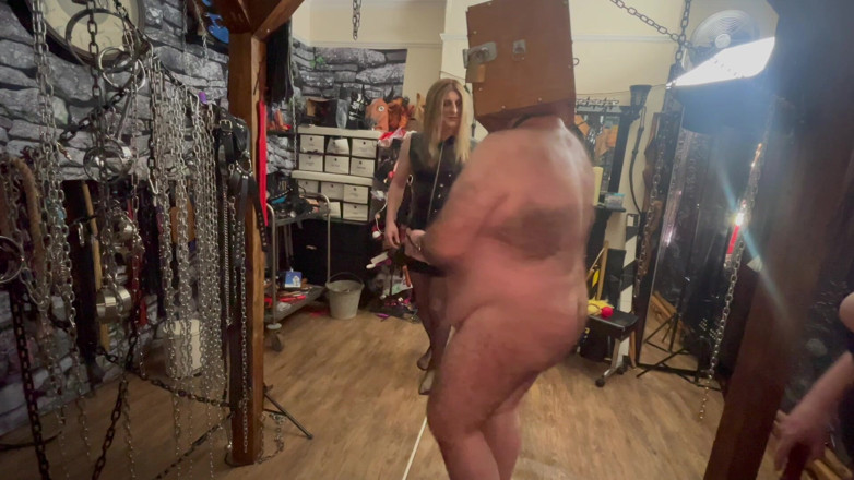 Aaexperinces trans: Část 1: Domina Satana a paní Carrie berou otroka pro smyslovou...