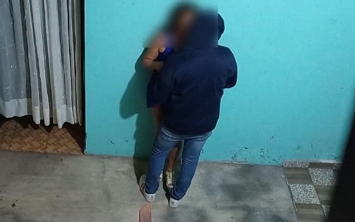 Katerine: Sorprendí a mi hermanastra con el vecino mientras está lejos
