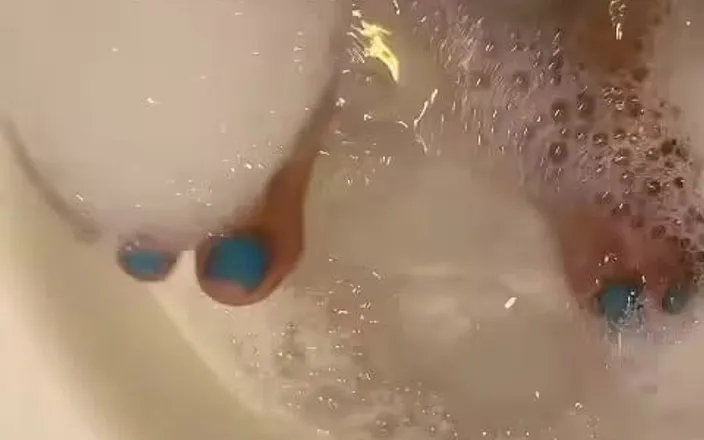 Naelor: Melove Blue Nail Polish Toes Taking a Bath