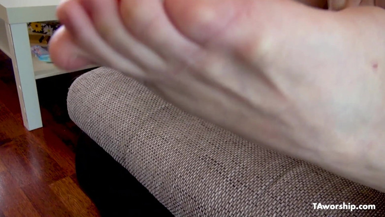 Foot Fetish 4K | By Taworship: Milf Jazmín solo masturbación y adoración.