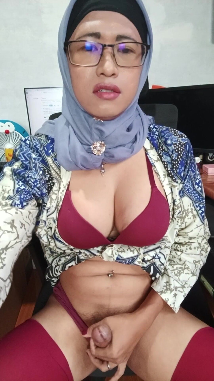 Mitha Zhe: Travesti en hijab con gran polla se masturba hasta que...