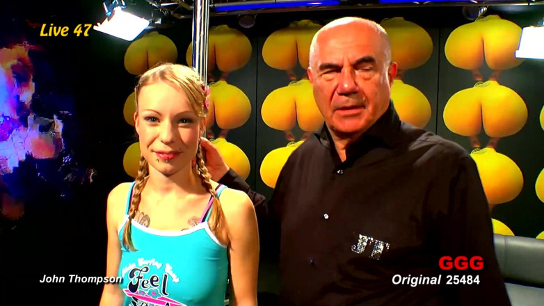 German Hardcore Gangbang: Pięć napalona cheerleaderka dziwki pięść i tryska w lesbijskiej orgii!