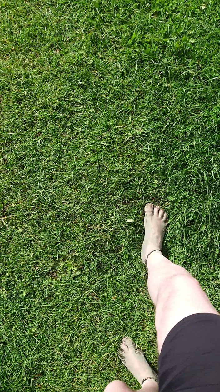 Footfetish: 汚れた足でビーチウォーク