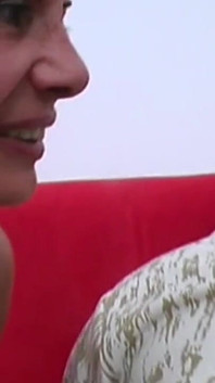 Maduras milfs chupan una gran polla y son folladas duro