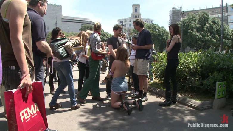 Public Disgrace by Kink: Очаровательную 18-летнюю заставили ползать на коленях, сосать член и отдолбить задницу