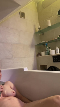 El agua tibia me pone duros los pezones