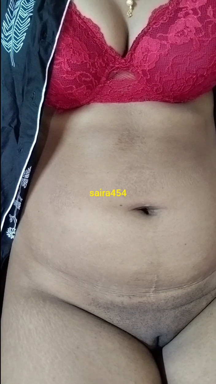 saira454: Индийская горячая девушка дези показывает огромные сиськи и трахает пальцами киску