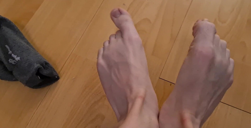 Prettyboi2000x: Для ребят, которые любят мои ступни, это для тебя! Они были Reeeaaally потные после долгого дня делать вещи!