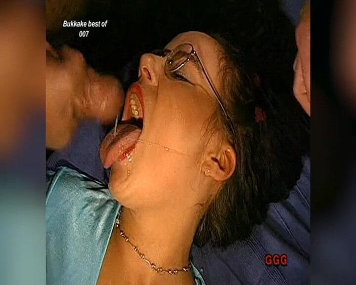 MMV German Teens: Lunettes couvertes de sperme - une salope prend un facial énorme