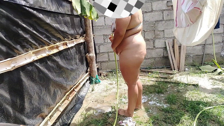 Stepmom_with_big_tits: 공공 장소에서 목욕하고 보지와 가슴을 아주 풍성하게 만지는 섹시한 콜롬비아 소녀.