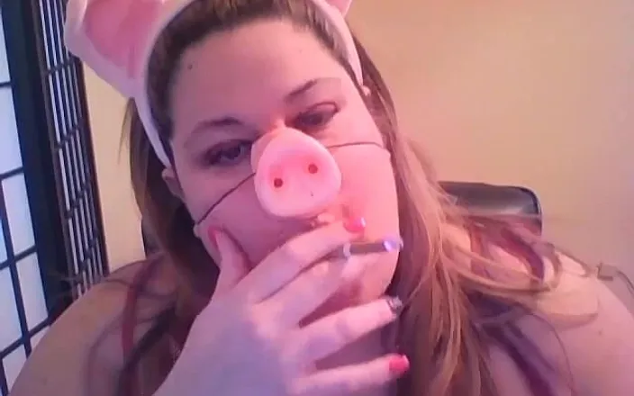 Kitty Delgato: Piggy smoking