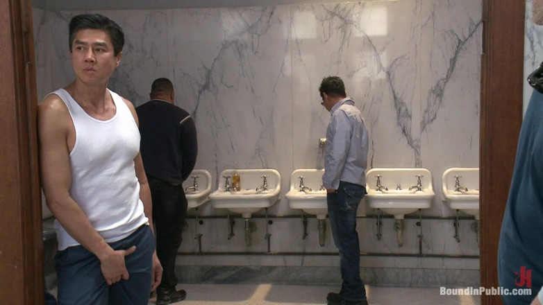 Bound in public: Straight Stud dostaje gang fucked w zatłoczonej łazience rejsowej
