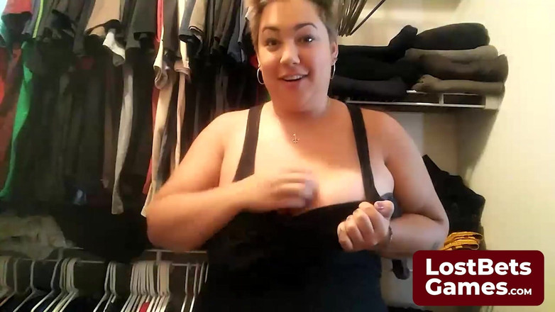 Lost Bets Games: Poslední poražená striptýzová hra, ponechána jen v podprsence