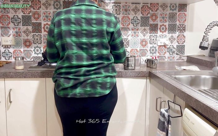 Hot 365 Entertainments: Kisah seks romantis: pasangan india lagi asik main di dapur!...