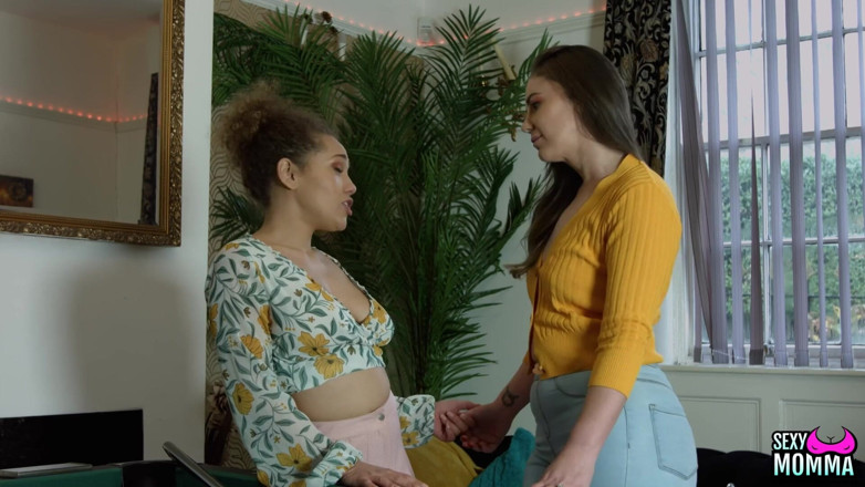 Sexy Momma XXX: La belle-mère April encourage Sasha jusqu’à l’orgasme !