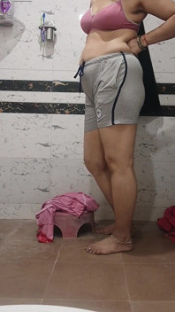 Priya Bhabi celé otevřené tělo sexy cvičení v koupelně