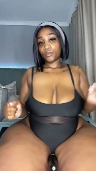 Negra grandota, adoración de culo & chorros masturbándose